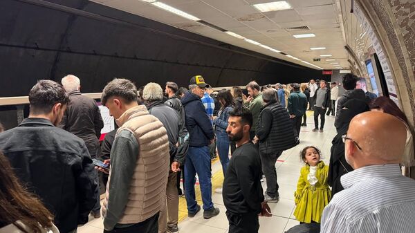 Üsküdar-Samandıra Metro Hattı'nda dün sabah meydana gelen ve yaklaşık 40 saattir giderilemeyen aksaklık nedeniyle seferler gecikmeli olarak yapılıyor. 23 Nisan Ulusal Egemenlik ve Çocuk Bayramı dolayısıyla resmi tatil olmasına rağmen yaşanan aksaklık nedeniyle Üsküdar ve Altunizade istasyonlarında yolcu yoğunluğu oluşuyor.
 - Sputnik Türkiye