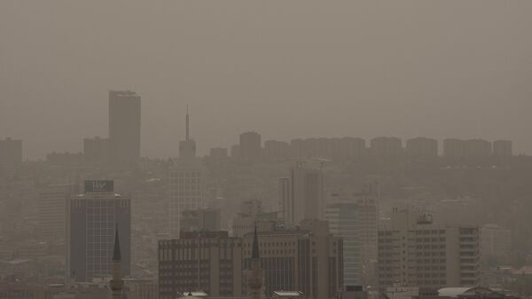 Ankara'da toz taşınımı nedeniyle puslu hava kente hakim oldu.
 - Sputnik Türkiye