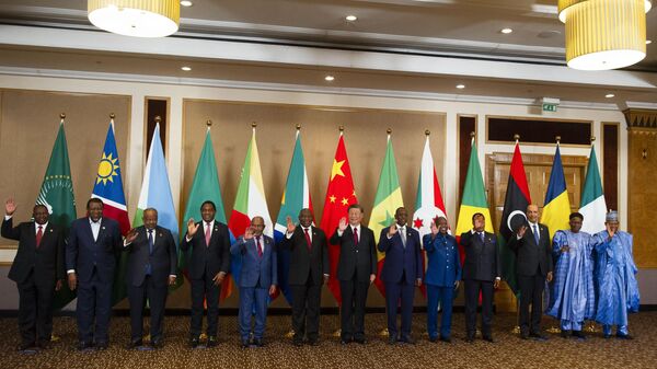 El presidente de China, Xi Jinping,  y el presidente sudafricano, Cyril Ramaphosa, posan para una fotografía en la Mesa Redonda de Diálogos de Líderes China-África el último día de la Cumbre BRICS, en Johannesburgo, Sudáfrica - Sputnik Türkiye