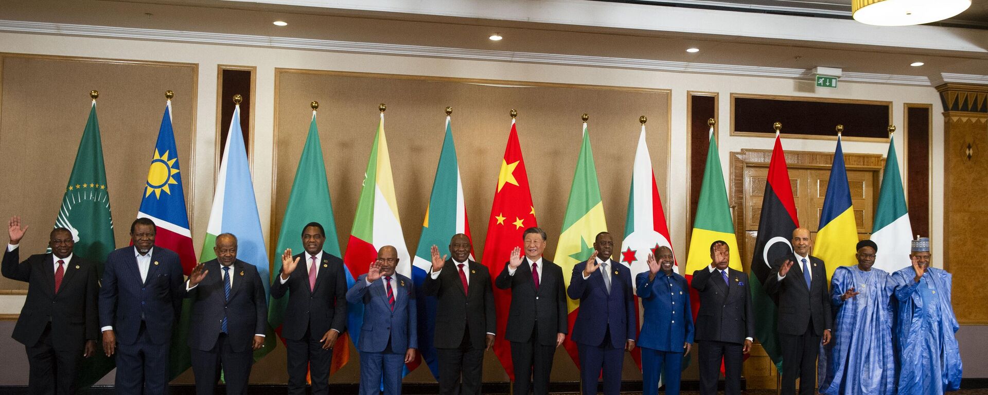 El presidente de China, Xi Jinping,  y el presidente sudafricano, Cyril Ramaphosa, posan para una fotografía en la Mesa Redonda de Diálogos de Líderes China-África el último día de la Cumbre BRICS, en Johannesburgo, Sudáfrica - Sputnik Türkiye, 1920, 24.04.2024
