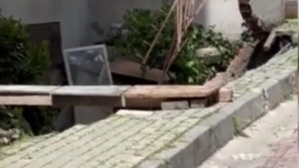 Avcılar'da 4 katlı bina önündeki kaldırım çöktü: Apartman boşaltıldı - Sputnik Türkiye