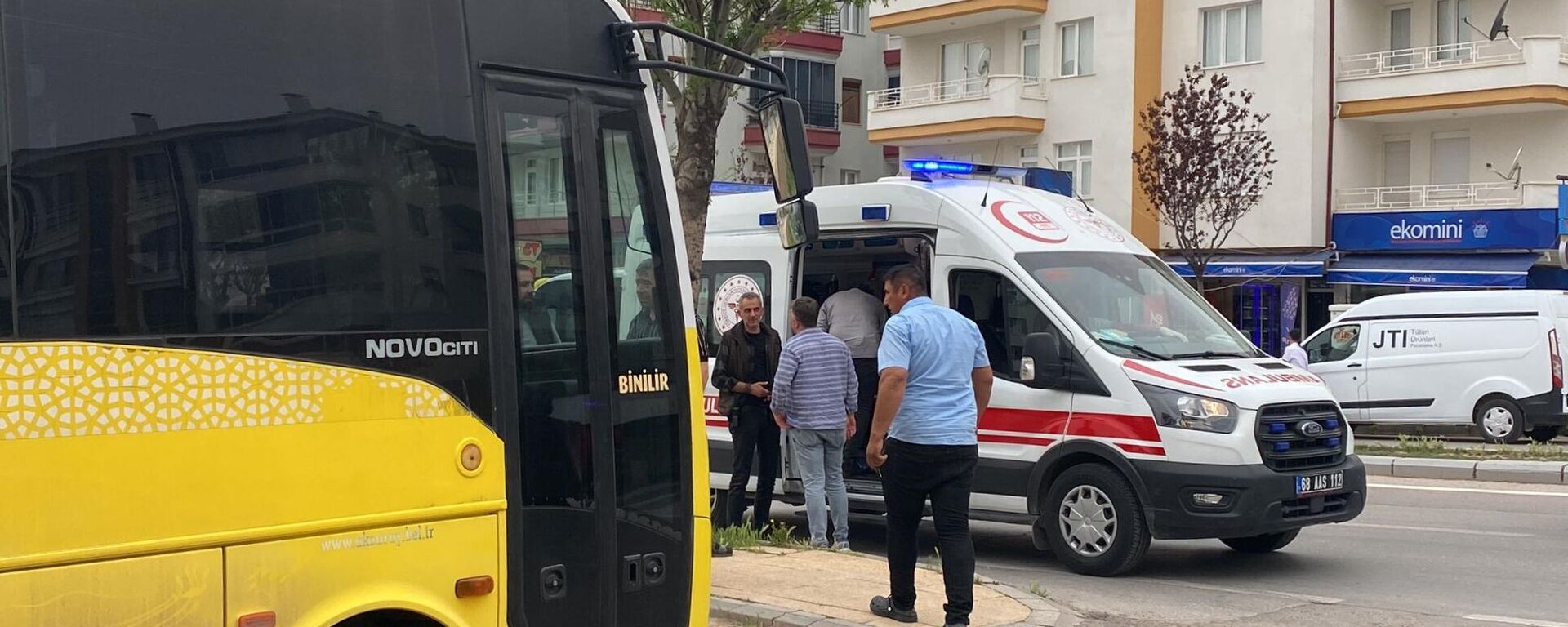 Aksaray'da halk otobüsü sürücüsü, güzergah dışına çıkma talebini yerine getirmediği yolcu tarafından bıçaklandı. Yaralanan sürücü, 112 Acil Sağlık ekiplerince Aksaray Eğitim ve Araştırma Hastanesine kaldırıldı.  - Sputnik Türkiye, 1920, 25.04.2024