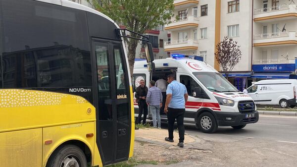 Aksaray'da halk otobüsü sürücüsü, güzergah dışına çıkma talebini yerine getirmediği yolcu tarafından bıçaklandı. Yaralanan sürücü, 112 Acil Sağlık ekiplerince Aksaray Eğitim ve Araştırma Hastanesine kaldırıldı.  - Sputnik Türkiye