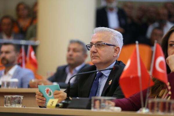 Kepez Belediye Meclisi, Antalya Valiliği’nin çağrısı üzerine 5393 Sayılı Belediye Kanunu’nun ‘Belediye Başkanlığının boşalması halinde yapılacak işler’ başlıklı 45 maddesi kapsamında olağanüstü bir toplantı gerçekleştirdi.  - Sputnik Türkiye