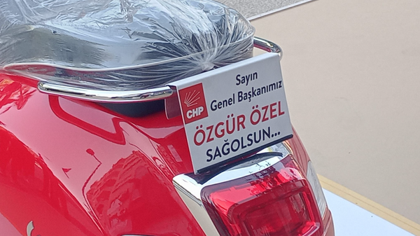 Denizli İl Başkanı Ali Osman Horzum’a hediye edilen motosiklete 'Özgür Özel sağ olsun' yazıldı - Sputnik Türkiye