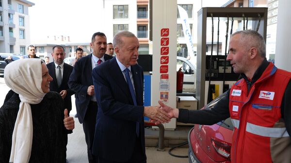 Erdoğan'dan akaryakıt istasyonu ziyareti - Sputnik Türkiye