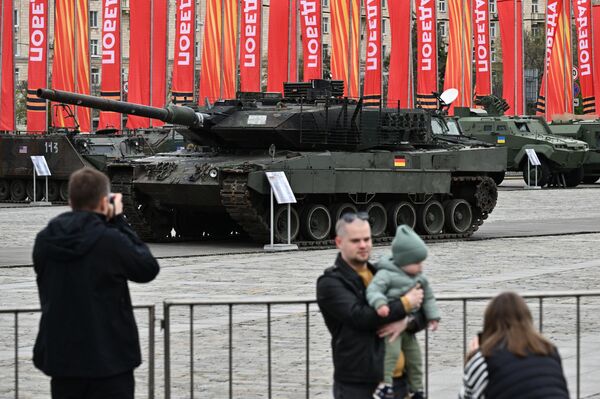 Alman yapımı Leopard 2 tankı başkent Moskova&#x27;da - Sputnik Türkiye