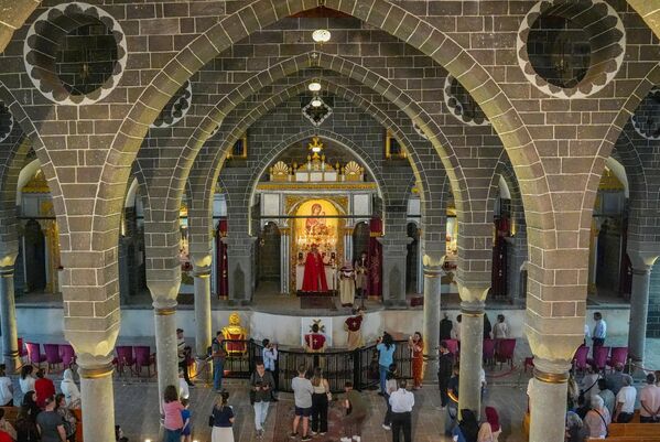 Paskalya Bayramı&#x27;nın Diyarbakır&#x27;da her zaman ilgiyle kutlandığını ifade eden Ohanyan, &quot;Bütün halklar bizimle birlikte. Müslüman ve Hristiyan alemi hepsi gelir. Yoğun bir katılımla ve coşkuyla bayramımızı kutluyoruz. Patrikhane tarafından İstanbul&#x27;dan görevlendirilen din adamları geldi. Onlar ayini yönetiyorlar&quot; dedi. - Sputnik Türkiye