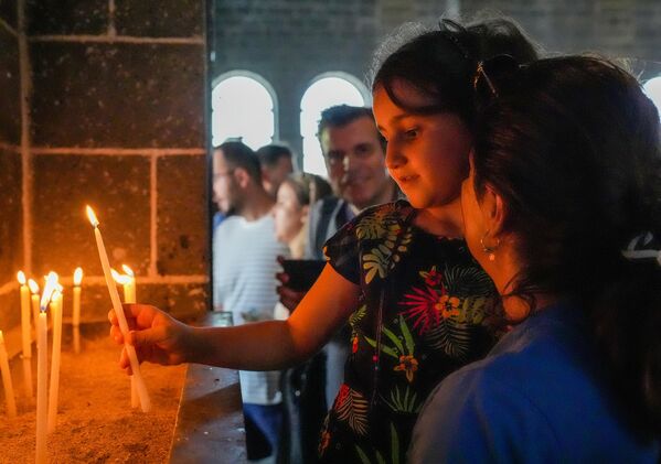 Ayini izlemeye gelen Nihayet Karaaslan da &quot;Arkadaşlarımızla bugün Paskalya Bayramı&#x27;na eşlik etmek istedik. Önceden buraya gelmiştik ama törene ilk defa geldik&quot; diye konuştu. - Sputnik Türkiye