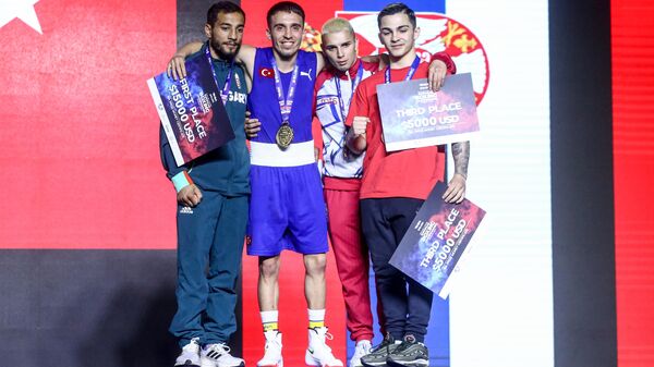 Milli boksör Samet Gümüş (sol 2), erkekler 51 kiloda mücadele ettiği Avrupa Boks Şampiyonası'nda altın madalya kazandı. Büyükler kategorisinde katıldığı ilk Avrupa şampiyonasında finale çıkmayı başaran 22 yaşındaki Samet, Sırbistan'ın başkenti Belgrad'da düzenlenen organizasyonda, Macar boksör Atila Bernath'ı yenerek birinci oldu. Erkekler 51 kiloda Atila Bernath (solda) ikinci, İspanyol boksör Rafael Lozano Serano (sağda) ve Sırp boksör Omer Ametovic (sağ 2) üçüncü oldu.
 - Sputnik Türkiye