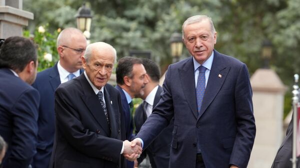 Cumhurbaşkanı Erdoğan, MHP Genel Başkanı Bahçeli’yi konutunda ziyaret etti - Sputnik Türkiye
