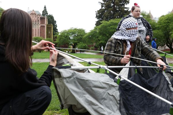 ABD'nin Seattle kentinde, Washington Üniversitesi'nin öğrencileri savaş karşıtı protesto kampı kurdu. Kampüste toplanan öğrenciler, Gazze'deki krizi ve İsrail saldırılarını protesto etti - Sputnik Türkiye