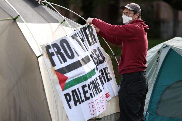 ABD'nin Seattle kentinde, Washington Üniversitesi'nin öğrencileri savaş karşıtı protesto kampı kurdu. Kampüste toplanan öğrenciler, Gazze'deki krizi ve İsrail saldırılarını protesto etti - Sputnik Türkiye