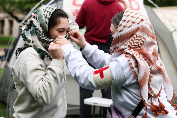 ABD'nin Seattle kentinde, Washington Üniversitesi'nin öğrencileri savaş karşıtı protesto kampı kurdu. Kampüste toplanan öğrenciler, Gazze'deki krizi ve İsrail saldırılarını protesto etti - Sputnik Türkiye