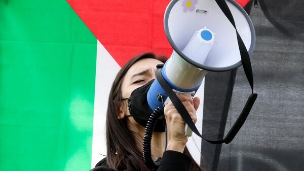ABD'nin Seattle kentinde, Washington Üniversitesi'nin öğrencileri savaş karşıtı protesto kampı kurdu. Kampüste toplanan öğrenciler, Gazze'deki krizi ve İsrail saldırılarını protesto etti - Sputnik Türkiye