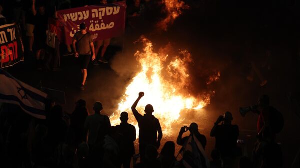 Tel Aviv'de İsrailli esir yakınlarının protestosunda göstericilerle polis arasında olaylar çıktı - Sputnik Türkiye