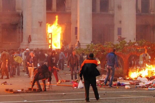 Maydan yanlısı sağ sektör üyeleri, 2 Mayıs 2014&#x27;te Maydan karşıtı aktivistlerin sığındığı Sendika Evi&#x27;ni ateşe vermişti - Sputnik Türkiye