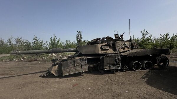 Уничтоженный в зоне СВО американский танк Abrams M1 - Sputnik Türkiye