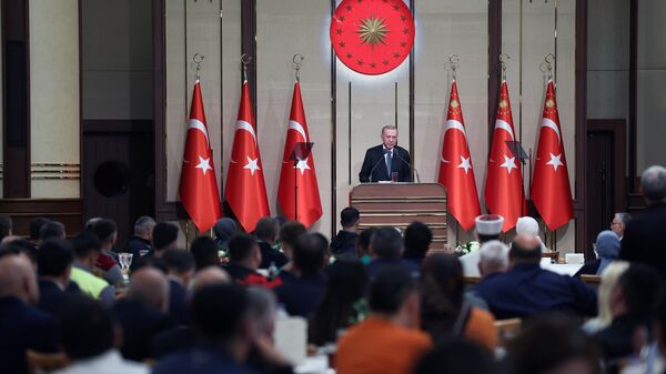 Cumhurbaşkanı Recep Tayyip Erdoğan, Cumhurbaşkanlığı Külliyesi Sergi Salonu'nda Emeğin, Sendikal Örgütlenmenin ve İstihdamın Geleceği temasıyla düzenlenen 13. Çalışma Meclisi Yemeğine katıldı.
 - Sputnik Türkiye