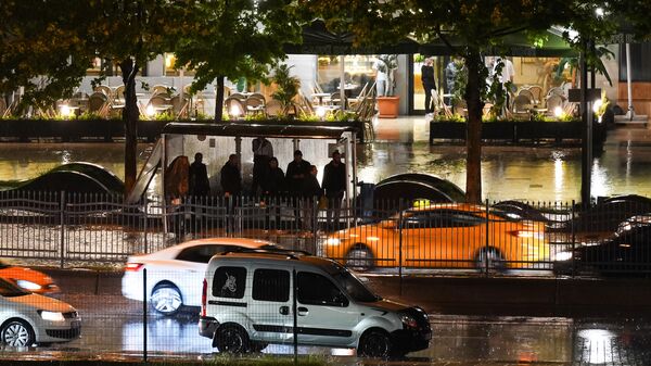 Ankara'da sağanak ve dolu hayatı olumsuz etkiledi. Şiddetli yağış nedeniyle bazı cadde ve sokaklarda su birikintileri oluştu. Yağış, trafikte aksamaya neden oldu. ( - Sputnik Türkiye