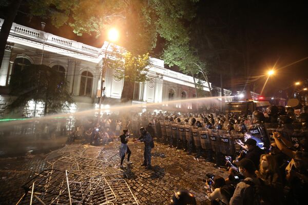 Güvenlik güçleri ile göstericiler arasında çıkan arbedenin ardından polis, göstericilere biber gazı ile müdahale etti.  - Sputnik Türkiye
