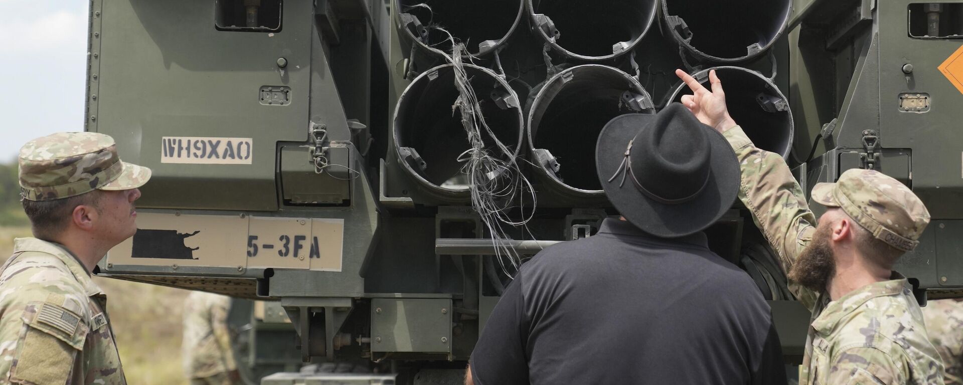 US soldiers inspect the M142 HIMARS artillery missile system during a joint US-Philippines military drill at Salaknib at Laur, Nueva Ecija province, northern Philippines.  - Sputnik Türkiye, 1920, 21.08.2024