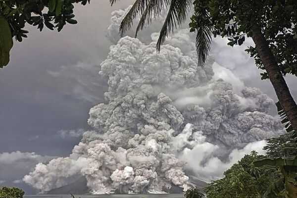 Endonezya’nın kuzeyinde bulunan Ruang Adası’nda yer alan Ruang Yanardağı&#x27;nın dün lav ve kül püskürtmesinin ardından bölgede tedirgin bekleyiş sürüyor. Volkanik faaliyetlerine devam eden yanardağ nedeniyle tedbir amaçlı bölgede bulunan 12 bin kişi için tahliye kararı alındı. - Sputnik Türkiye