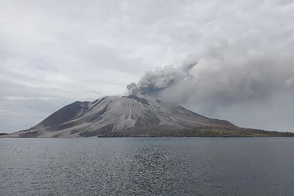 Endonezya Volkanoloji ve Jeolojik Tehlikeyi Azaltma Merkezi (PVMBG) tarafından yapılan açıklamada, dünden bu yana yanardağda en az üç adet şiddetli patlama yaşandığı belirtildi. - Sputnik Türkiye