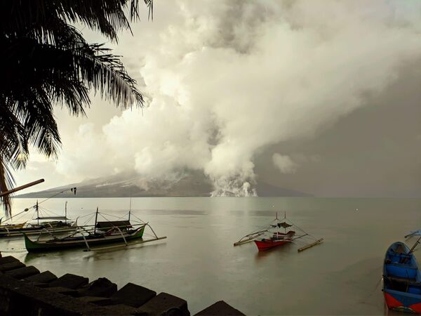 Endonezya’da 2018 yılında Anak Krakatoa Yanardağı&#x27;nın patlaması sonucu tsunami meydana gelmiş, felakette 426 kişi hayatını kaybetmiş ve on binlerce kişi de yaralanmıştı. - Sputnik Türkiye