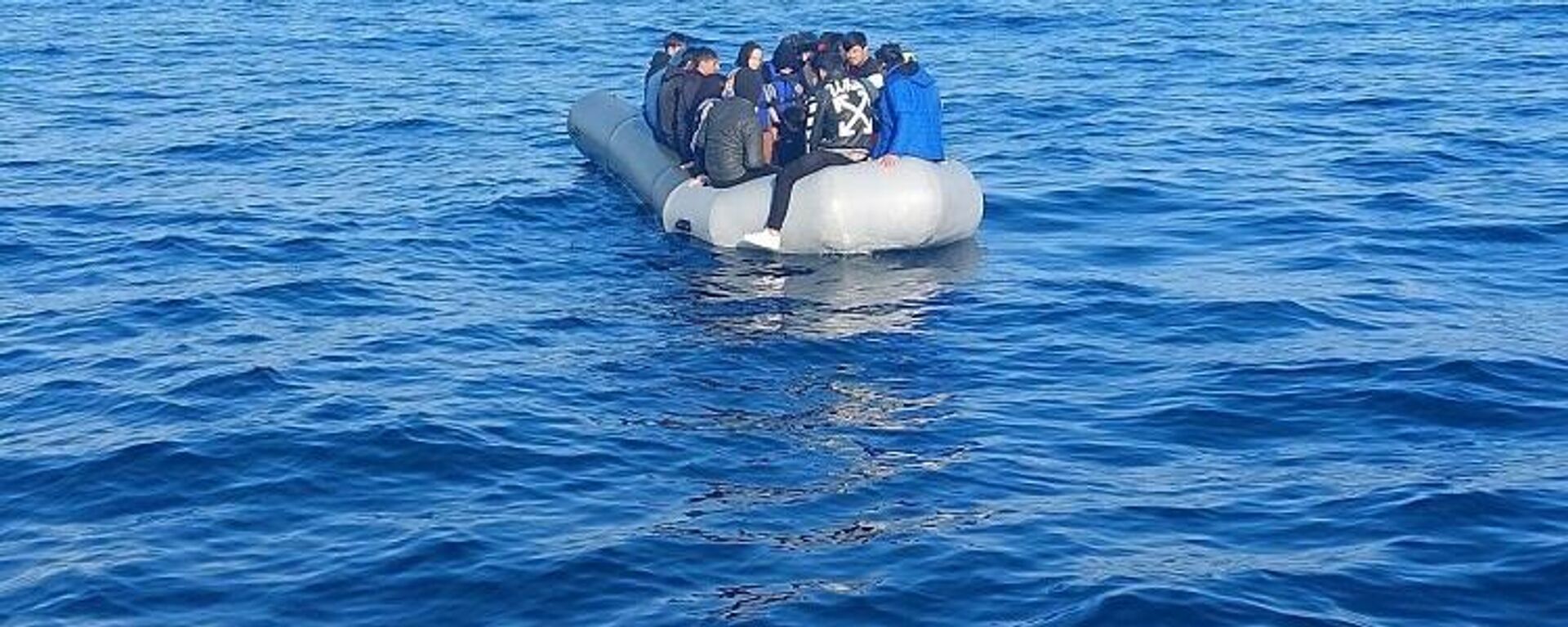 Balıkesir'in Ayvalık ilçesi açıklarında motoru arızalanan botla sürüklenen 14'ü çocuk 36 düzensiz göçmen kurtarıldı. ( - Sputnik Türkiye, 1920, 02.05.2024