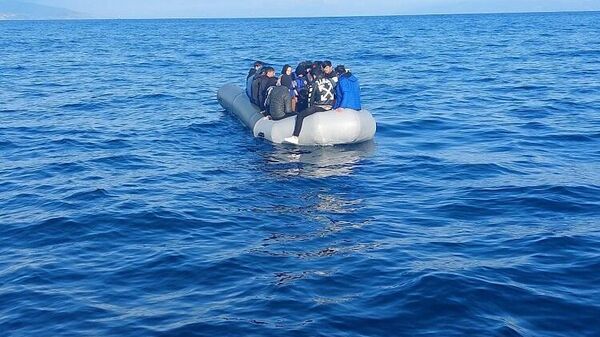 Balıkesir'in Ayvalık ilçesi açıklarında motoru arızalanan botla sürüklenen 14'ü çocuk 36 düzensiz göçmen kurtarıldı. ( - Sputnik Türkiye
