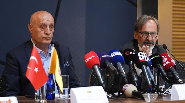İstanbulspor Kulübü Başkanı Ecmel Faik Sarıalioğlu (solda) ve kulübün başkan yardımcısı Bayram Saral (sağda), Türkiye Futbol Federasyonunun (TFF) olağanüstü seçimli genel kurulunun daha erken yapılmasıyla ilgili basın toplantısı düzenledi.
 - Sputnik Türkiye