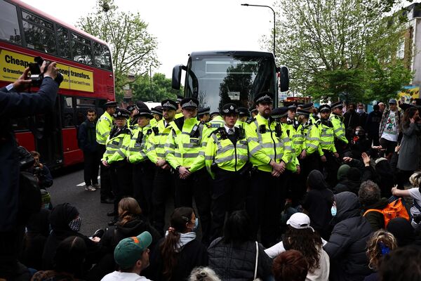 Londra&#x27;da bir otelde konaklayan sığınmacıları Bibby Stockholm gemisine götürmek üzere tahsis edilen otobüsün etrafını saran protestocular, sığınmacıların gönderilmesini engelleme girişiminde bulundu. - Sputnik Türkiye