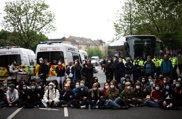 İngiliz polisi, yerel saatle 12.30 (TSİ 14.30) civarında otobüs ile etrafında oturan protestocuların arasına girmeye çalıştı. Polis memurları, olay yerinde yaklaşık 1 saat protestocularla görüşerek gözaltına alınabilecekleri uyarısında bulundu. - Sputnik Türkiye