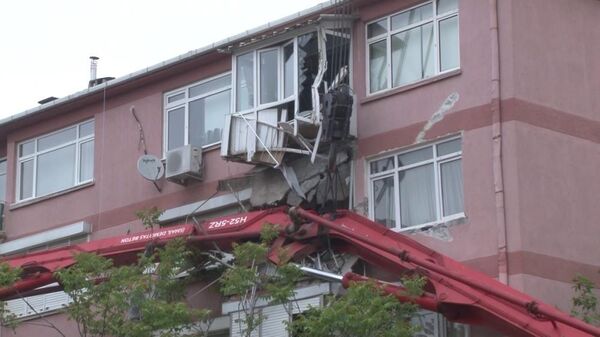 Üsküdar’da beton pompası apartmanın üzerine devrildi: 2 evin balkonu çöktü - Sputnik Türkiye