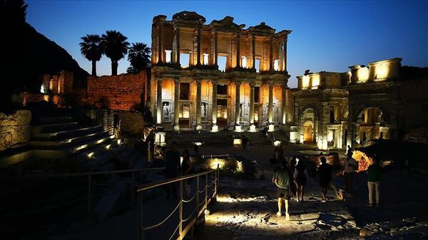 Efes Antik Kenti gece müzeciliği uygulaması kapsamında ziyarete açıldı - Sputnik Türkiye