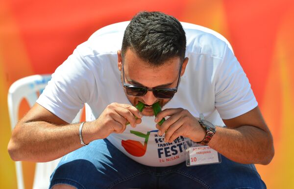 Antalya&#x27;nın Kumluca ilçesindeki 25. Tarım ve Seracılık Festivali kapsamında düzenlenen yarışmada 21 yarışmacı, 3 dakikada en fazla acı biber yiyebilmek için mücadele etti. - Sputnik Türkiye