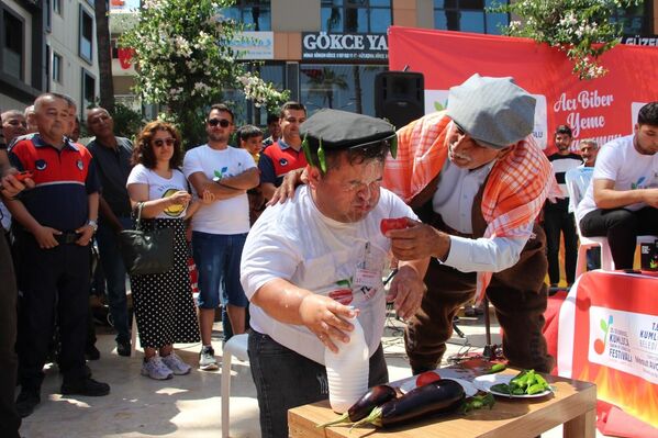 Acı biber yeme yarışmasının da fuara renk kattığını ifade eden Erdemir, dereceye giren yarışmacıları tebrik etti. - Sputnik Türkiye