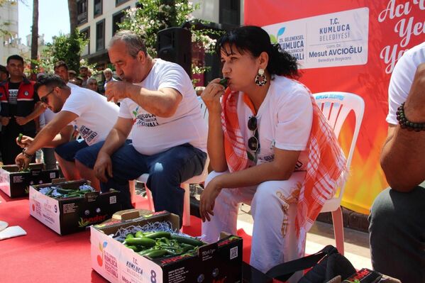 Törende Erdemir ve Avcıoğlu, başarılı yarışmacılara madalyalarını ve ödüllerini verdi. - Sputnik Türkiye