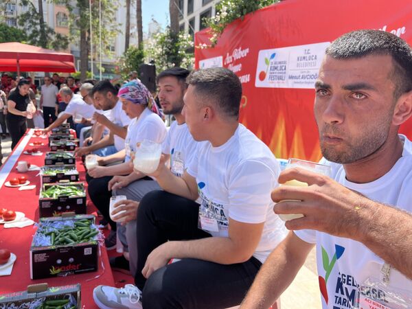 Cumhuriyet Meydanı&#x27;nda hafta başında başlayan festival, çeşitli etkinliklerle devam ediyor. Festival kapsamında düzenlenen &quot;Acı biber yeme&quot; yarışmasına 21 yarışmacı katıldı. Yarışma öncesi, yerel sanatçı İbrahim Abay&#x27;ın konseri eşliğinde yarışmacılara, biberlerin acısını azaltmak için domates ve ayran dağıtıldı. - Sputnik Türkiye