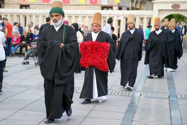 Konya Büyükşehir Belediyesi&#x27;nce Mevlana Meydanı&#x27;nda düzenlenen &quot;Teşrif-i Mevlana&quot; etkinlikleri kapsamında, Mevlana ve ailesinin Konya&#x27;ya gelişi temsili olarak canlandırıldı. - Sputnik Türkiye