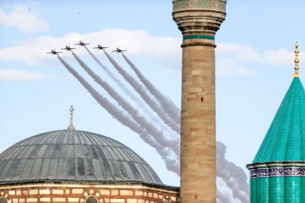 Konya semalarında düzenlenen uçak gösterilerinde pilotlar, Mevlana Müzesi ve tarihi Selimiye Camii üzerinden akrobatik uçuşlar yaptı. - Sputnik Türkiye
