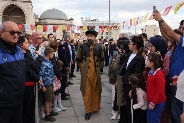 Temsili karşılama oyununda Hazreti Mevlana ve ailesinin Konya’ya gelişleri ve Sultan Alaaddin Keykubat tarafından karşılanışı canlandırıldı. - Sputnik Türkiye