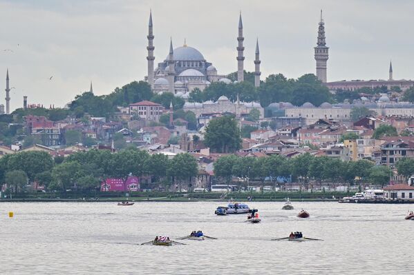 Türkiye Kürek Federasyonu hakemleri tarafından yönetilen mücadeleler, open 27+ mix, open 27+ kadınlar, open 27+ erkekler, 19 yaş altı mix, 19 yaş altı kadınlar, 19 yaş altı erkekler ve şirketler mix olmak üzere, toplam 7 kategoride gerçekleştiriliyor. - Sputnik Türkiye