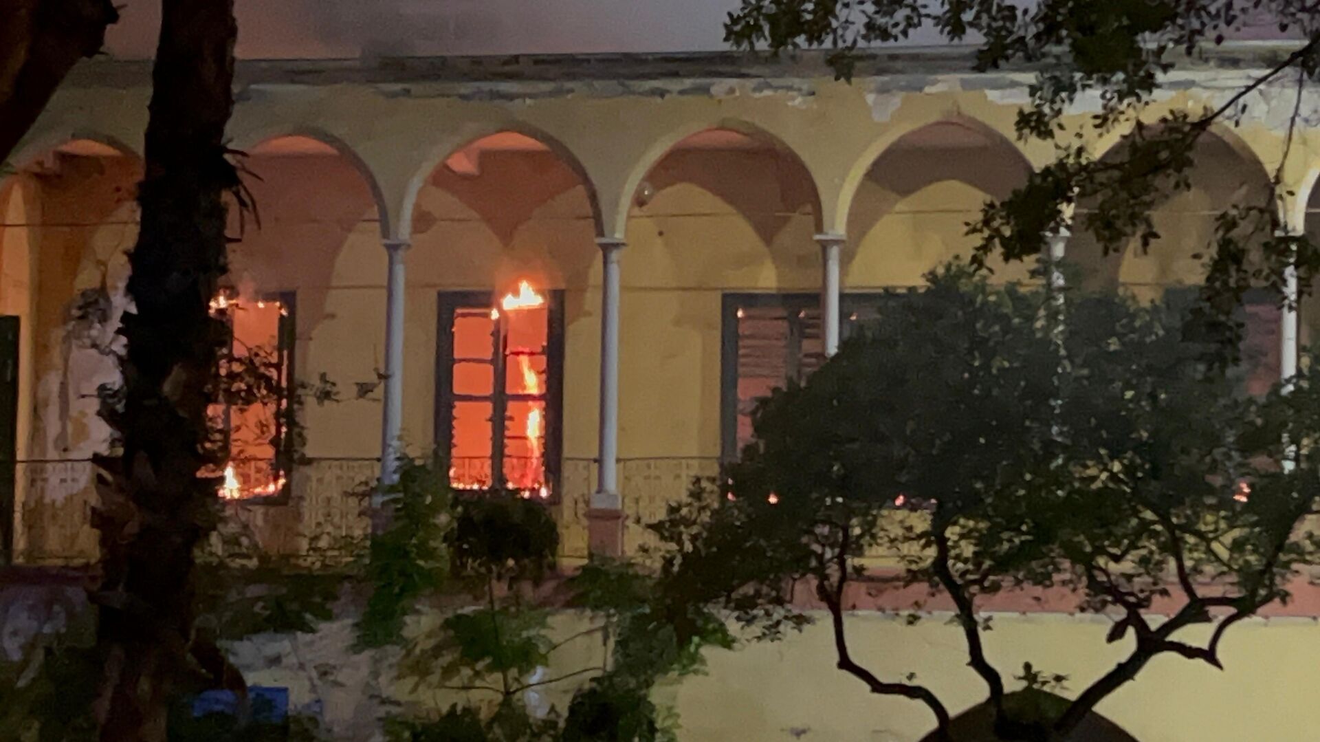 Depremde yıkılmayan 200 yıllık tarihi binayı yangın kül etti - Sputnik Türkiye, 1920, 05.05.2024