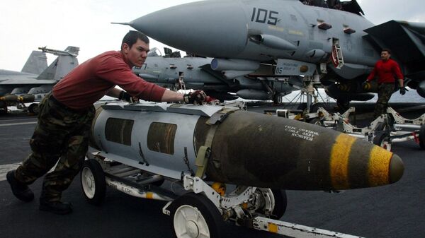 An Ordnance pushes a satellite-guided 2000 pound JDAM ( Joint Direct Attac Munitions)  bomb in front of a F-14 Tomcat on the flight deck of the USS Harry S. Truman prior to a strike against Iraq Friday, March 21, 2003 - Sputnik Türkiye