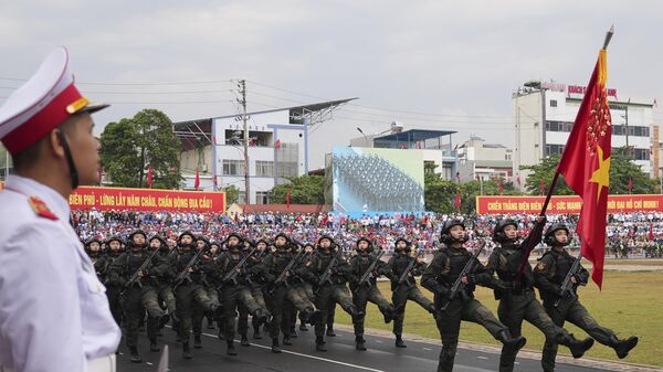 Солдаты участвуют в параде в честь победы в битве при Дьенбьенфу в Дьенбьенфу, Вьетнам - Sputnik Türkiye