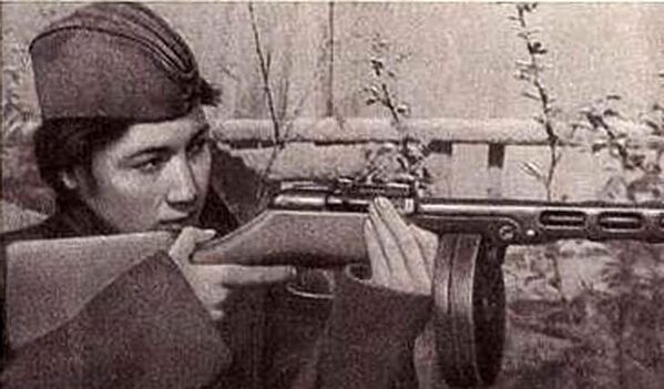 Kızıl Ordu 130. Piyade Tümeni&#x27;nde görev alan ve 28 Nazi askerini öldüren keskin nişancı Ziba Ganiyeva, 1942. - Sputnik Türkiye