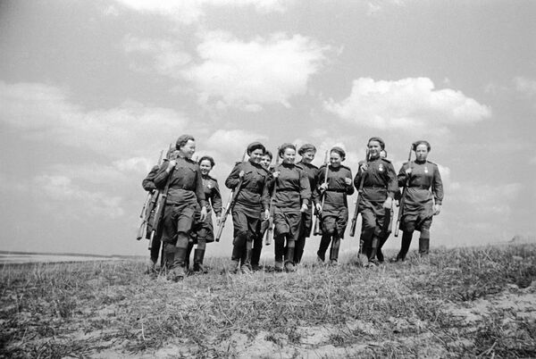 Sovyet 33. Ordusu&#x27;nda görev alan bir grup kadın keskin nişancı mevzilere doğru giderken. Belarus, 1944. - Sputnik Türkiye