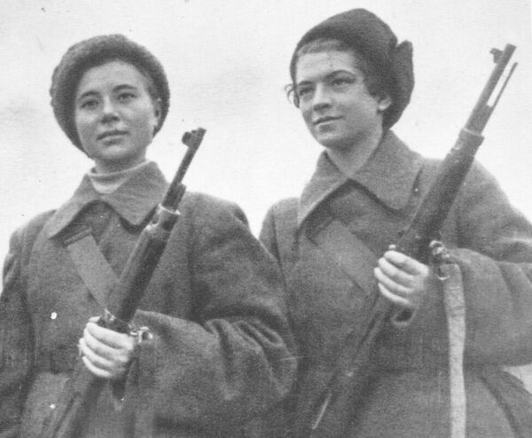 Kızıl Ordu’nun keskin nişancılarından Mariya Polivanova ve Nataliya Kovşova, 1942. - Sputnik Türkiye